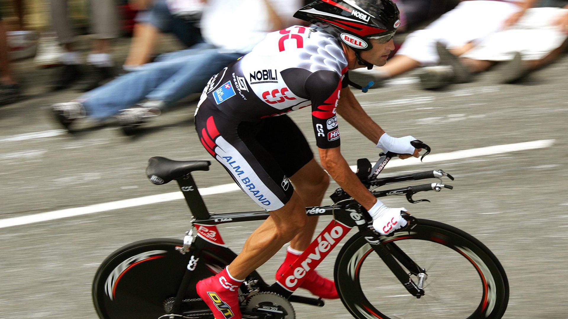 “东安湖体育公园:龙舟比赛水上英雄竞逐荣耀”